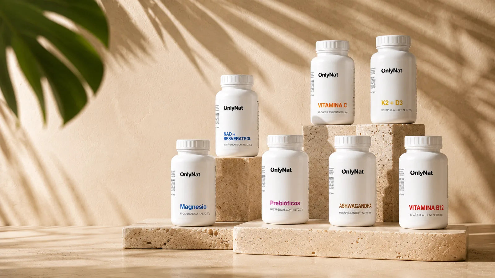 La línea completa de suplementos OnlyNat sobre piedra travertino